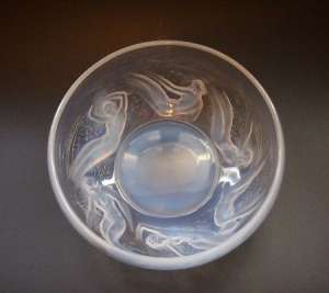 R. Lalique - Coupe &quot;Ondines&quot; en verre blanc moulé-pressé opalescent