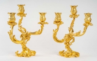 Garniture cheminée pendule et deux candélabres en bronze dorée style Louis XV