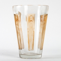 Vase &quot;Gobelet Six Figurines&quot; verre blanc patiné sépia de René LALIQUE