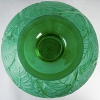 Vase &quot;Milan&quot; verre vert émeraude patiné blanc de René LALIQUE