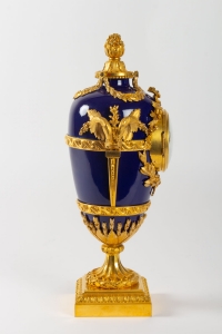 Pendule de style Louis XVi en bronze doré et émail bleu signée BEURDELEY