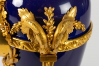 Pendule de style Louis XVi en bronze doré et émail bleu signée BEURDELEY