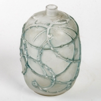 Vase &quot;Eglantines&quot; verre blanc patiné vert de René LALIQUE