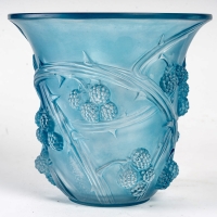Vase &quot;Mûres&quot; verre blanc patiné bleu électrique de René LALIQUE
