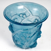 Vase &quot;Mûres&quot; verre blanc patiné bleu électrique de René LALIQUE