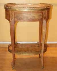 Table de salon dans le goût de Topino en marqueterie de style Transition XIX ème siècle.