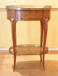 Table de salon dans le goût de Topino en marqueterie de style Transition XIX ème siècle.
