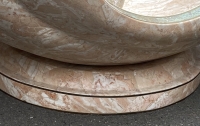 1970′ Table Basse à l’huitre Perlière en Résine à l’Imitation du Marbre Tesselé pour Roméo