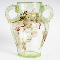 Vase Cristallerie à anses verre vert clair émaillé d&#039;Emile Gallé