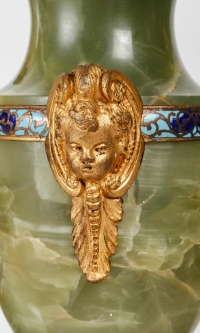 Une garniture en bronze cloisonné et doré fin XIXème siècle