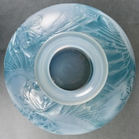Vase &quot;Poissons&quot; verre opalescent multi-couche patiné bleu de René LALIQUE