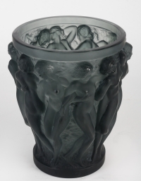 Vase &quot;Bacchantes&quot; cristal gris de LALIQUE FRANCE