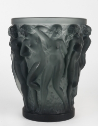 Vase &quot;Bacchantes&quot; cristal gris de LALIQUE FRANCE
