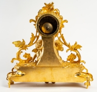 Pendule De Style Louis XV En Bronze Doré Aux Putti émoustillés. Circa 1850.