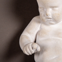 Sculpture d’un Bébé, en Plâtre, XXIème Siècle.