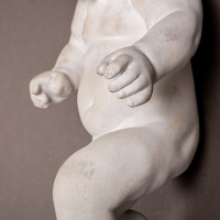 Sculpture d’un Bébé, en Plâtre, XXIème Siècle.