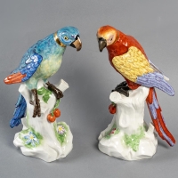 Paire de perroquets aux cerises, porcelaine de la manufacture de Samson paris d&#039;après Meissen, fin du XIXe siècle.