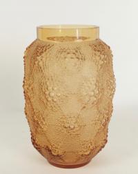 RENÉ LALIQUE (1860-1945) Vase “Davos“ en verre ambre