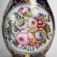 Une paire de vases en porcelaine de Bayeux fin XIXème siècle