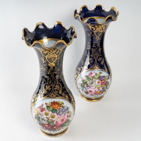 Une paire de vases en porcelaine de Bayeux fin XIXème siècle