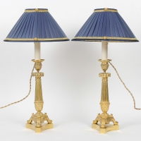 Paire de flambeaux montés en lampes en bronze ciselé et doré d’époque Charles X vers 1825