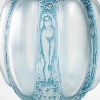 Vase &quot;Six Figurines et Masques&quot; verre blanc patiné bleu de René LALIQUE