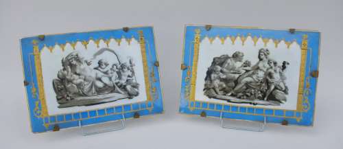 Paire de plaques de porcelaine blanche et bleue décorées à l&#039;antique, entre 1830 et 1850