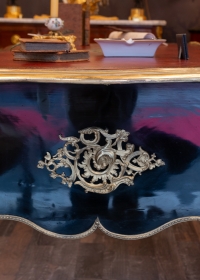 Bureau plat laqué noir et décor de bronze doré époque Régence vers 1715-1723