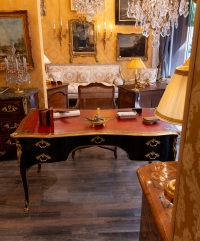Bureau plat laqué noir et décor de bronze doré époque Régence vers 1715-1723
