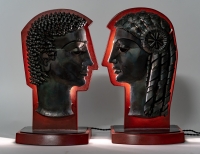 Paire de têtes en métal sur socle éclairant, XXème siècle