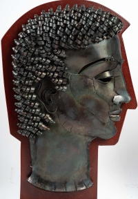 Paire de têtes en métal sur socle éclairant, XXème siècle