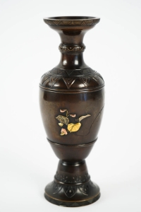 Vase japonais en bronze à décor floral à feuilles d&#039;or et d&#039;argent