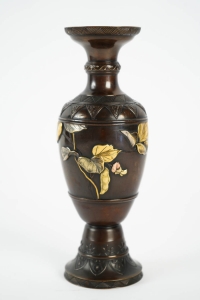 Vase japonais en bronze à décor floral à feuilles d&#039;or et d&#039;argent