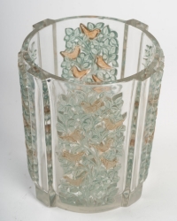 Vase « Quatre Panneaux » verre blanc patiné vert et sépia de René Lalique