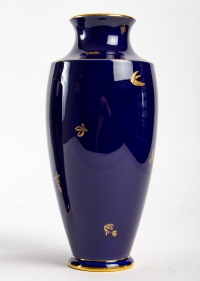 Paire de vases couleur bleu de Sèvres, Modèle Clermont