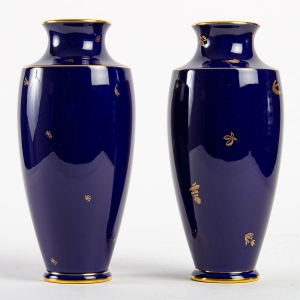 Paire de vases couleur bleu de Sèvres, Modèle Clermont|||||||||