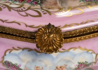 Une boite a bijoux en porcelaine rose de style sèvres