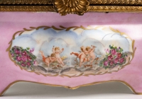 Une boite a bijoux en porcelaine rose de style sèvres