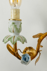 Paire d’appliques en métal doré à la feuille d’or et décor de porcelaine polychrome vers 1920