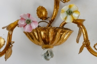 Paire d’appliques en métal doré à la feuille d’or et décor de porcelaine polychrome vers 1920