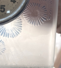 Pendule « Marguerites » verre blanc patiné bleu de René LALIQUE - mouvement mécanique