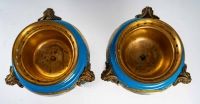 Belle Paire de Vases en forme de Potiche en Porcelaine de Sèvres Bleu clair signé, XIXème siècle