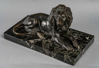 Lion en bronze sur socle en marbre noir, XIXème siècle