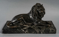 Lion en bronze sur socle en marbre noir, XIXème siècle