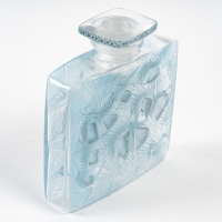 Flacon « Carré Plat Hirondelles » verre blanc patiné bleu de René LALIQUE