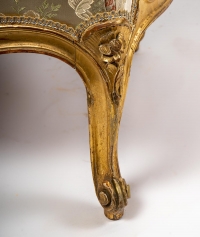 Une paire de bergères en bois sculpté et doré fin XIXème siècle