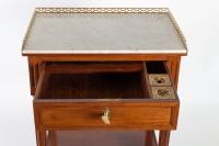 Petite table Louis XVI à écritoire en acajou estampillée CAUMONT 18e siècle