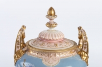 Vase couvert bleu pâle, or, rose et blanc Bohème 19e siècle
