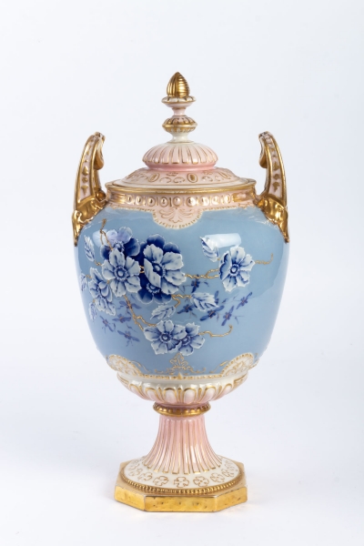 Vase couvert bleu pâle, or, rose et blanc Bohème 19e siècle||||||||||||