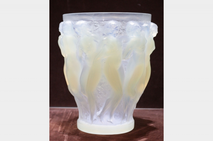 Vase bacchantes en verre moulé pressé opalescent de René LALIQUE||